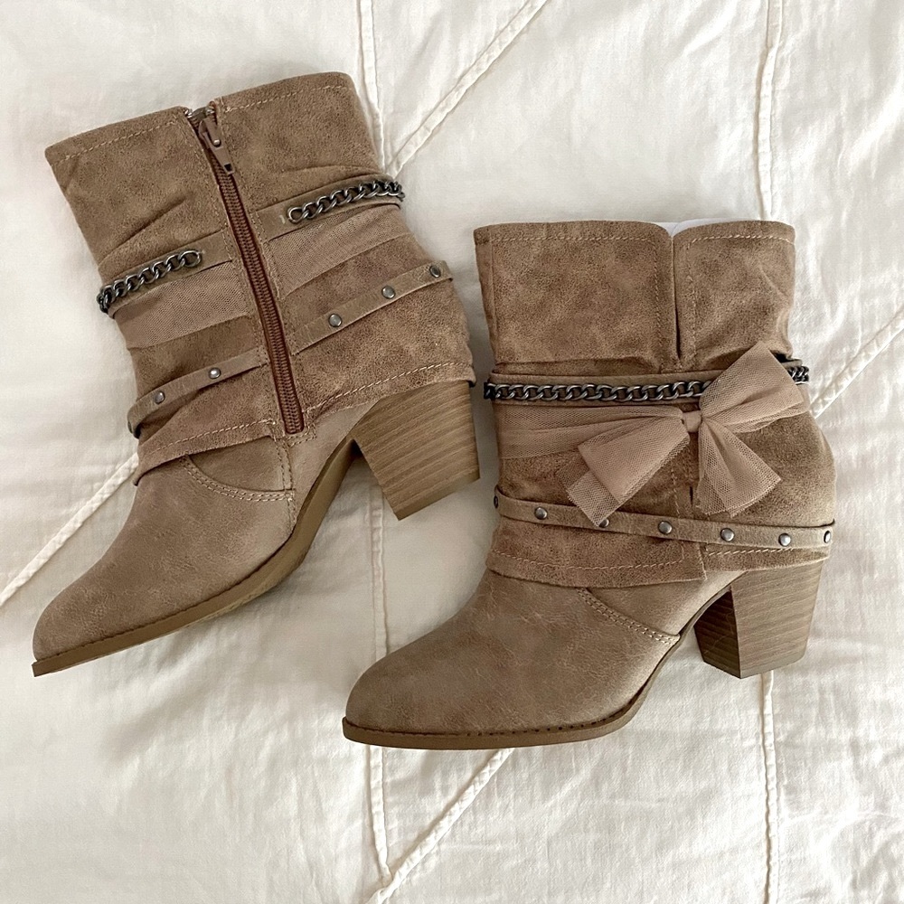 Sand Jellypop Blake heeled booties lace bow and chain detail Size 10 NIB